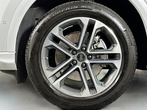 Used 2025 Audi Q5 Premium w/ Convenience Package image 11