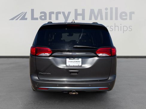 Used 2018 Chrysler Pacifica Touring-L Plus FWD image 5