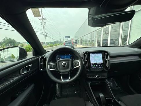 Certified 2025 Volvo XC40 B5 Plus AWD/4WD image 21