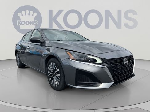 Used 2024 Nissan Altima 2.5 SV FWD image 10