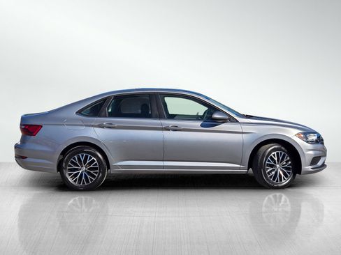 Used 2021 Volkswagen Jetta SE w/ SE Cold Weather Package image 3