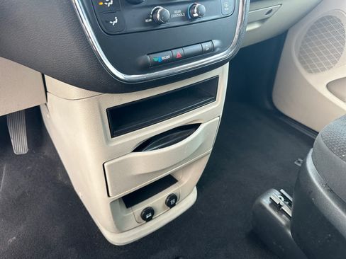 Used 2019 Dodge Grand Caravan SE w/ UConnect Hands-Free Group FWD image 15