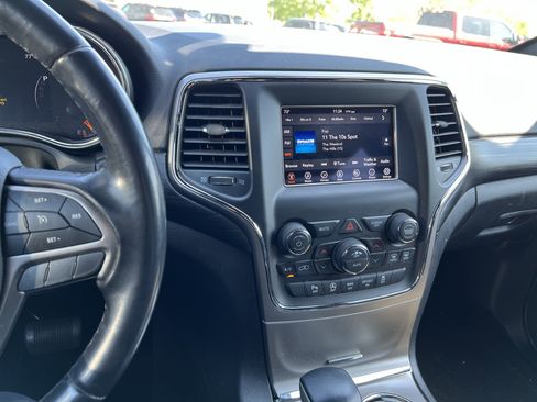 Used 2021 Jeep Grand Cherokee Laredo AWD/4WD image 18