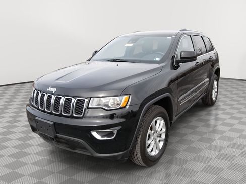 Used 2021 Jeep Grand Cherokee Laredo image 1