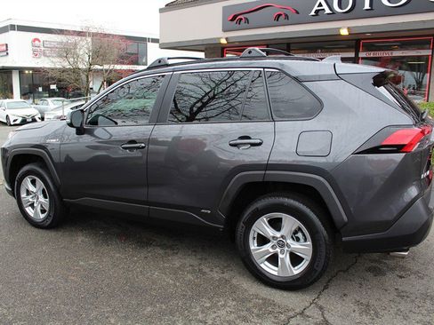 Used 2020 Toyota RAV4 XLE image 3