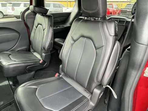Used 2025 Chrysler Pacifica Select FWD image 12