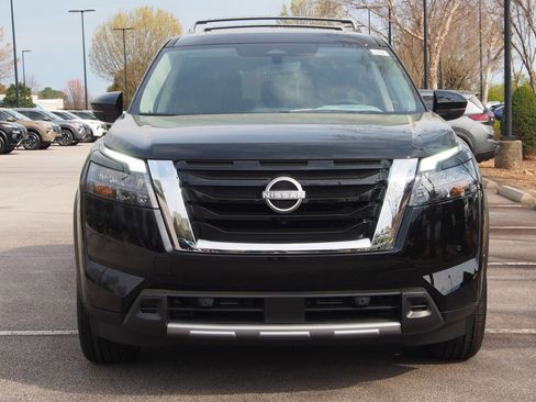 New 2025 Nissan Pathfinder Platinum image 2