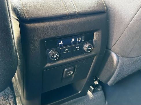 Used 2020 Chevrolet Traverse LT image 24