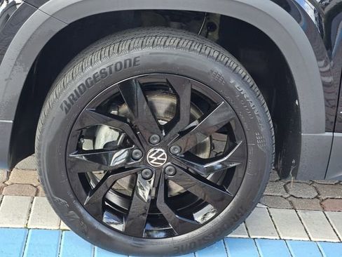 Certified 2023 Volkswagen Taos SE w/ Panoramic Sunroof Package FWD image 11