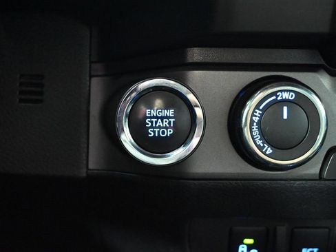 Used 2022 Toyota Tacoma TRD Off-Road w/ Technology Package AWD/4WD image 31