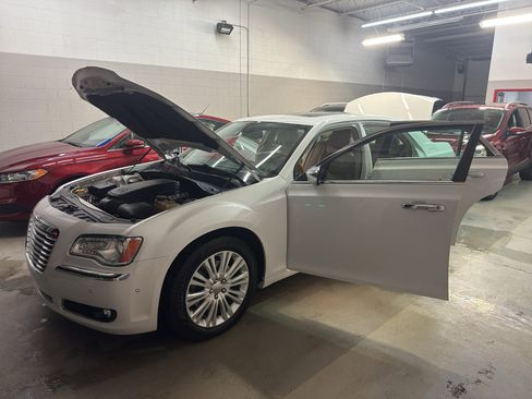 Used 2014 Chrysler 300 C w/ Harman/Kardon Audio Group AWD/4WD image 9