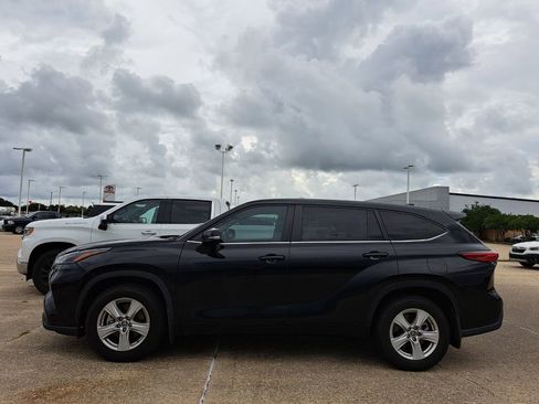 Used 2023 Toyota Highlander LE FWD image 2