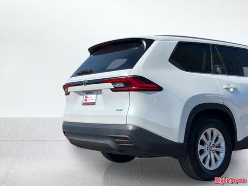 Certified 2024 Toyota Grand Highlander FWD image 12