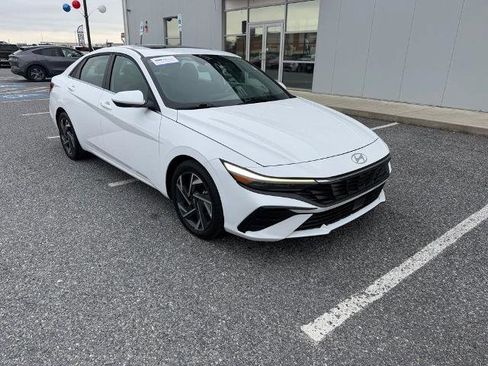 Used 2025 Hyundai Elantra SEL image 2