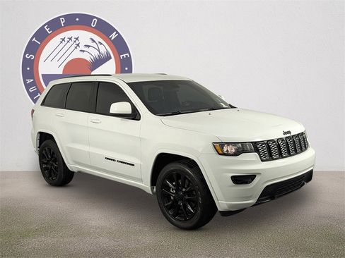 Used 2021 Jeep Grand Cherokee Laredo X image 2