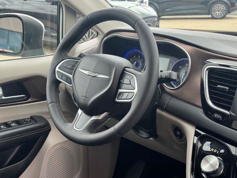 Used 2023 Chrysler Voyager LX FWD image 22