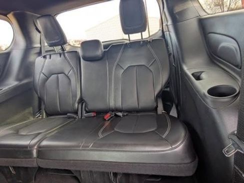 Used 2025 Chrysler Pacifica Select image 17