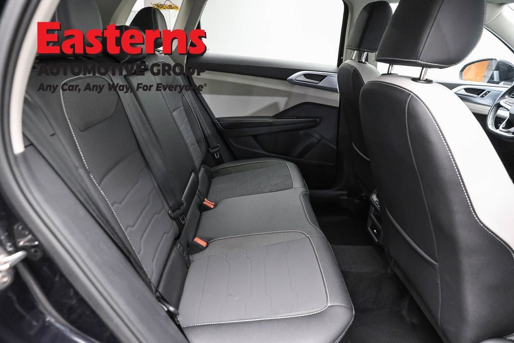 Used 2025 Volkswagen Taos SE FWD image 22