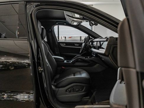Certified 2025 Porsche Cayenne Coupe AWD/4WD image 31