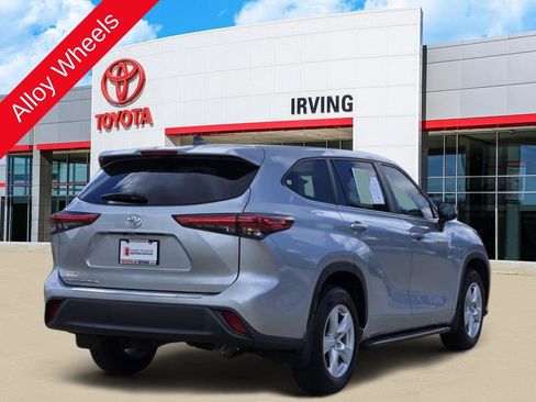 Used 2023 Toyota Highlander L FWD image 4