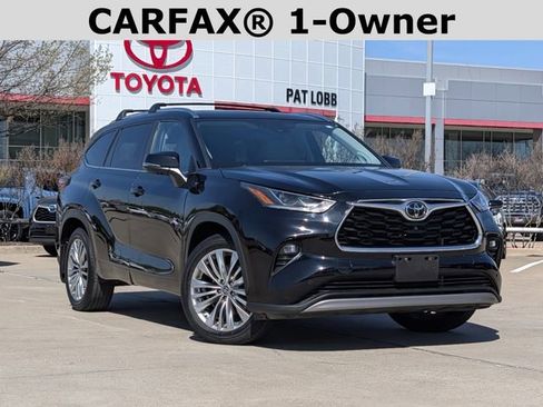 Used 2024 Toyota Highlander Platinum image 2