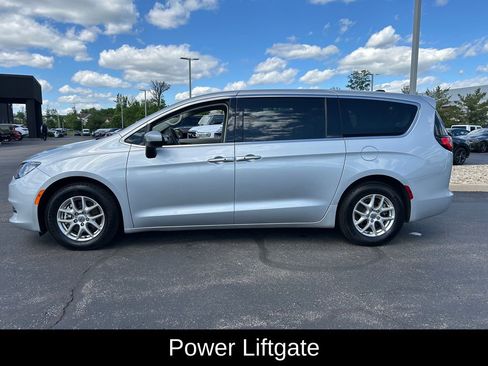 Used 2023 Chrysler Voyager LX FWD image 4
