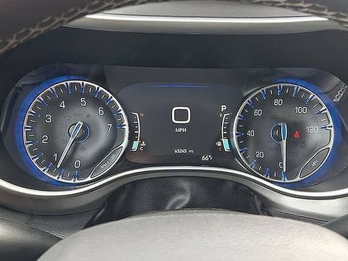 Used 2024 Chrysler Pacifica Touring-L FWD image 24
