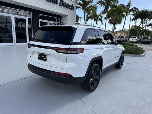 Used 2022 Jeep Grand Cherokee Altitude AWD/4WD image 3