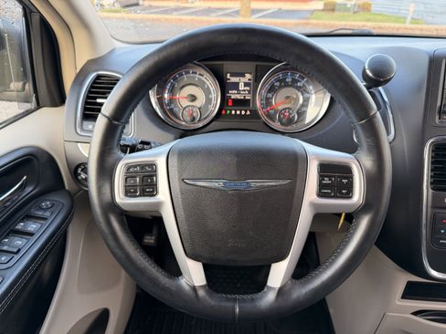 Used 2014 Chrysler Town & Country Touring image 16