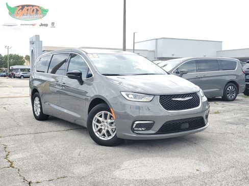 Used 2025 Chrysler Pacifica Select FWD image 1