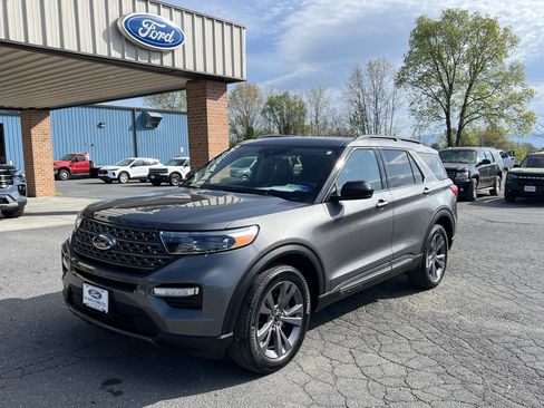 Used 2023 Ford Explorer XLT w/ Equipment Group 202A AWD/4WD image 4