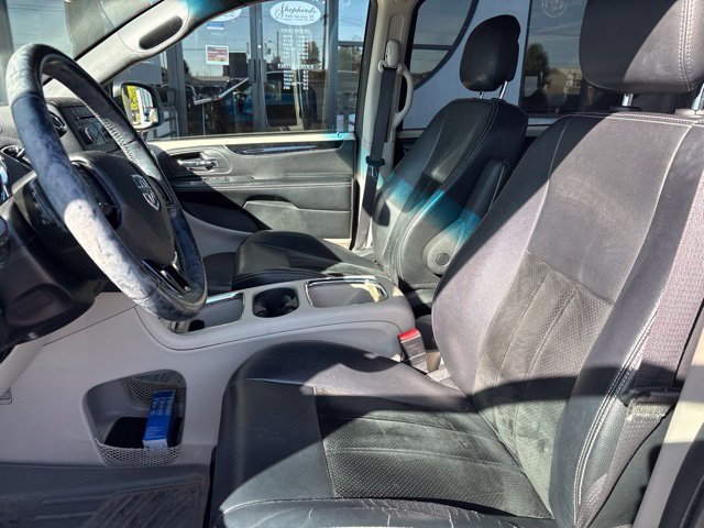 Used 2017 Dodge Grand Caravan SXT FWD image 3