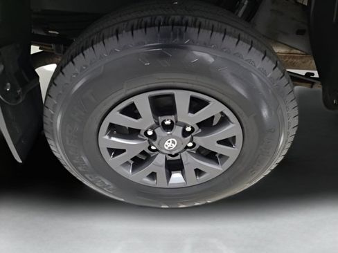 Used 2021 Toyota Tacoma SR5 AWD/4WD image 12