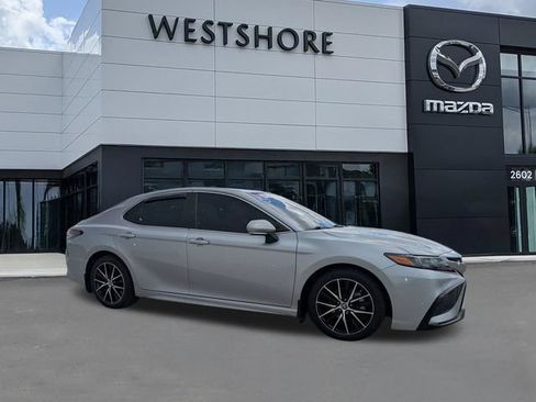 Used 2022 Toyota Camry SE FWD image 1