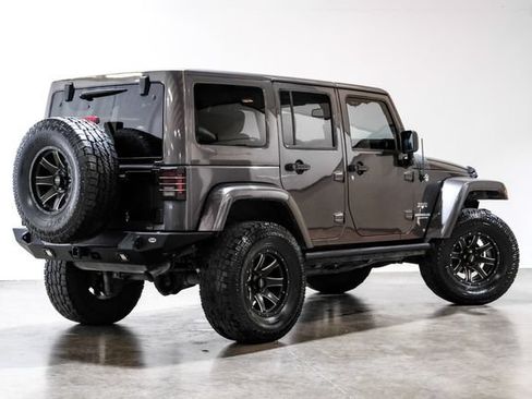 Used 2016 Jeep Wrangler Unlimited Sahara w/ Dual Top Group AWD/4WD image 12