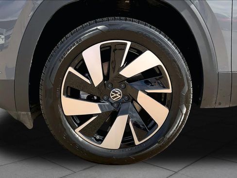 Used 2024 Volkswagen Atlas Cross Sport SE FWD image 11
