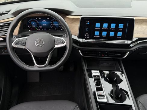 Used 2024 Volkswagen Atlas SE FWD image 13