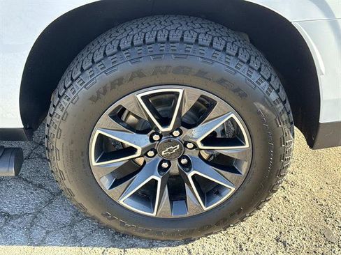 Used 2021 Chevrolet Suburban Z71 w/ Luxury Package image 25