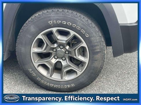 Used 2022 Jeep Cherokee Trailhawk image 8