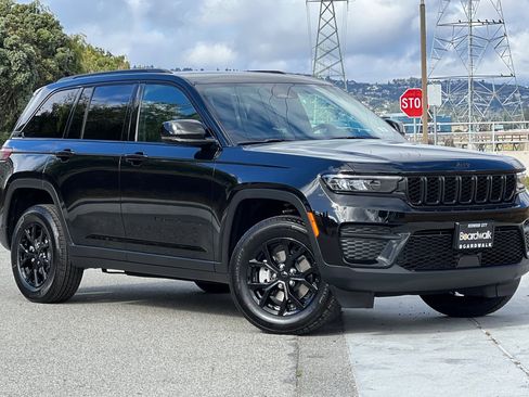 New 2025 Jeep Grand Cherokee Altitude image 2