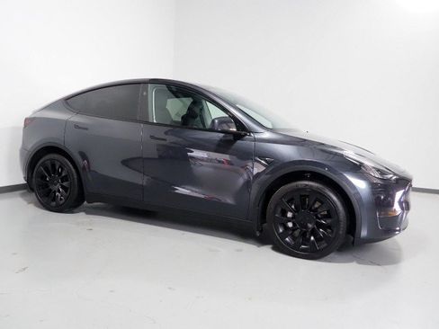 Used 2025 Tesla Model Y Long Range RWD image 1