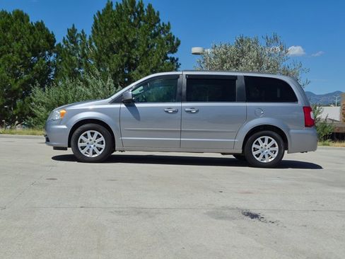 Used 2015 Chrysler Town & Country LX FWD image 8