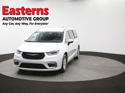 Used 2023 Chrysler Pacifica Touring-L FWD image 55
