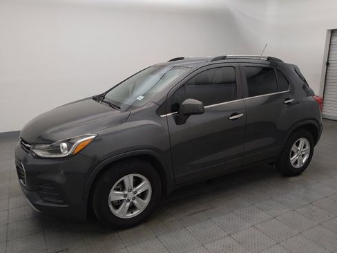 Used 2020 Chevrolet Trax LT w/ Driver Confidence Package FWD image 2
