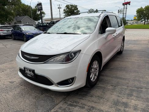 Used 2020 Chrysler Pacifica Touring-L FWD image 4