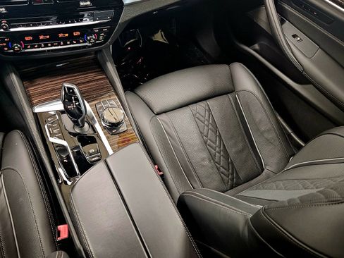 Used 2023 BMW M550i xDrive M550i xDrive w/ Dynamic Handling Package image 16