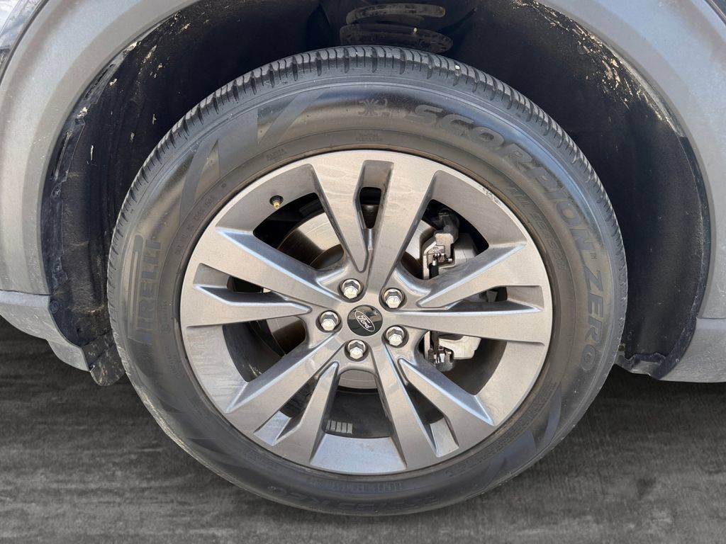 Used 2023 Ford Explorer XLT w/ Equipment Group 202A RWD image 9