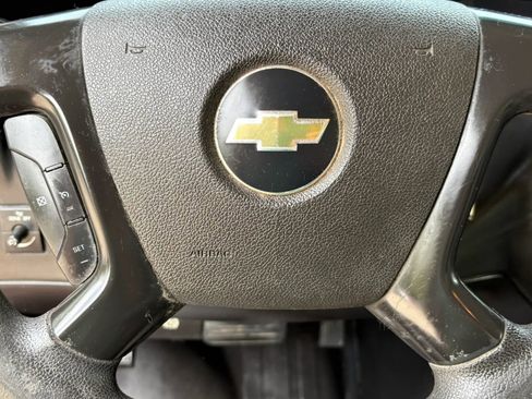 Used 2011 Chevrolet Express 2500 RWD image 18