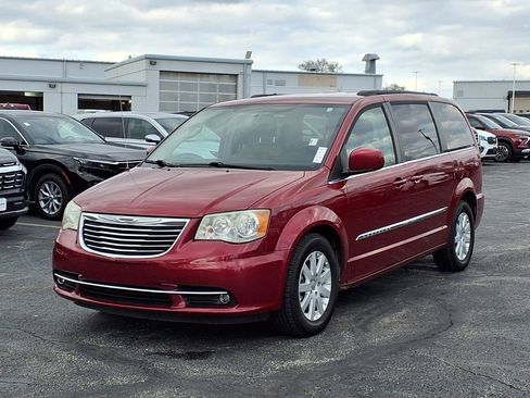 Used 2014 Chrysler Town & Country Touring FWD image 2