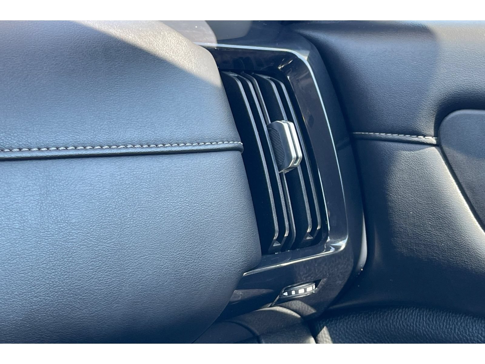 Used 2022 Nissan Pathfinder SV FWD image 31
